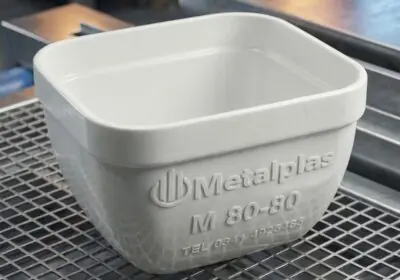 cangilones plasticos utilizados en elevador industrial para transporte vertical de materiales a granel