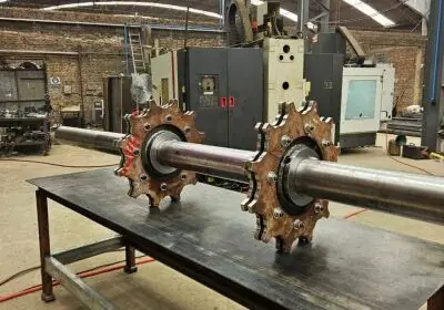 Elevador de cangilones para aceite vegetal con sistema GTU desarrollado por Cadenas Metalplas para optimizar el transporte industrial.