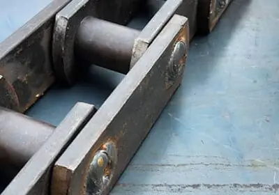 Cadena para transportadores industriales de alta resistencia fabricada por Cadenas Metalplas para el transporte de materiales pesados.
