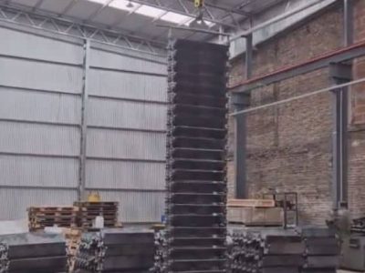Tramo de cadena forjada durante el izaje en planta